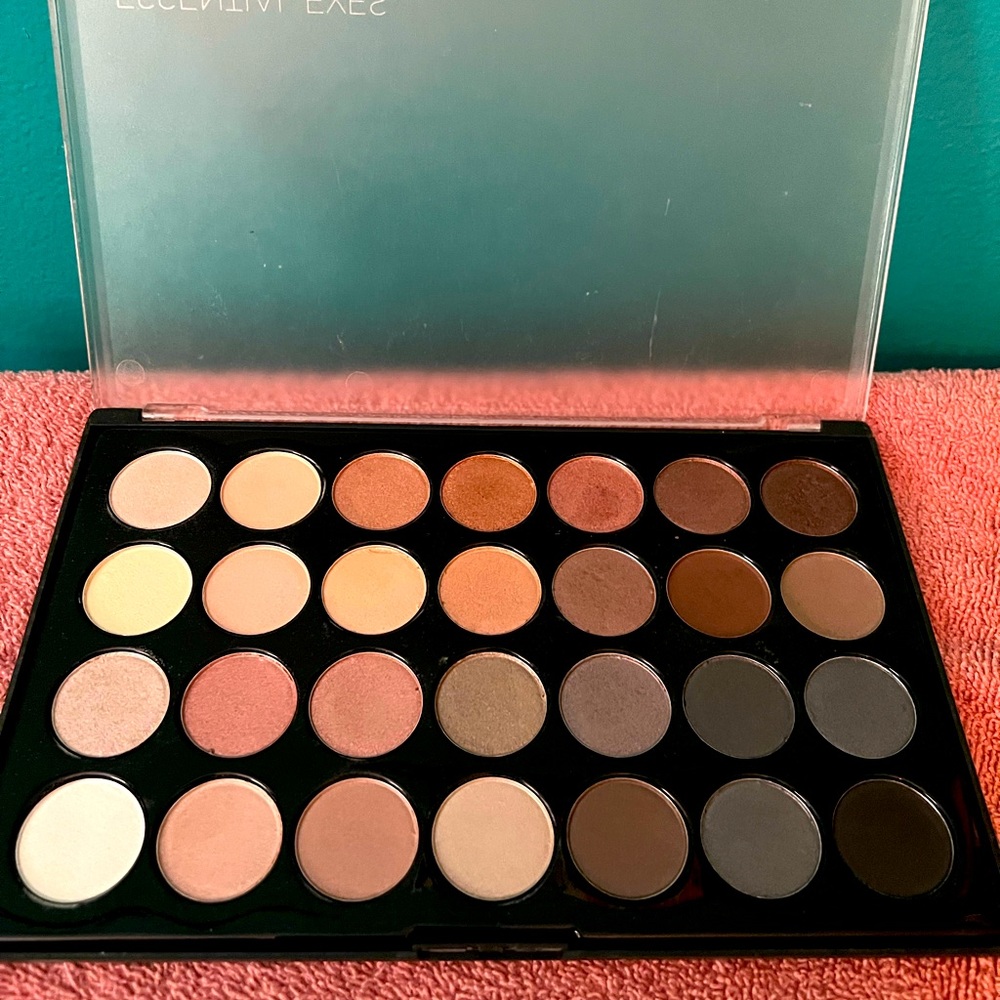 Essential Eyes eyeshadow